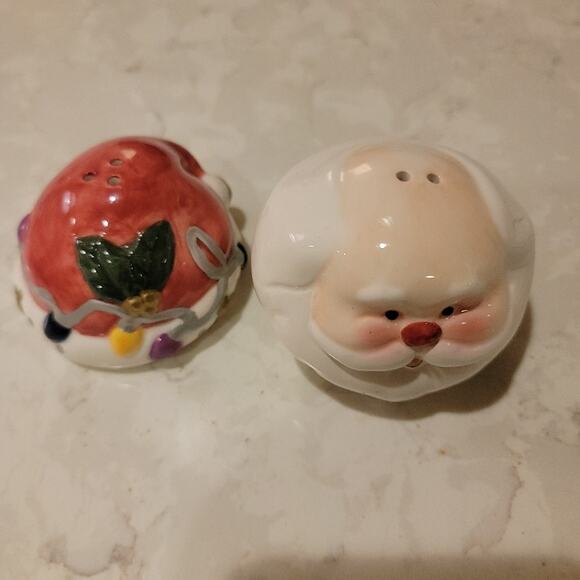 Santa & Hat Salt & Pepper Shakers Kitchenware Christmas Kitchen Decor - Picture 2 of 9